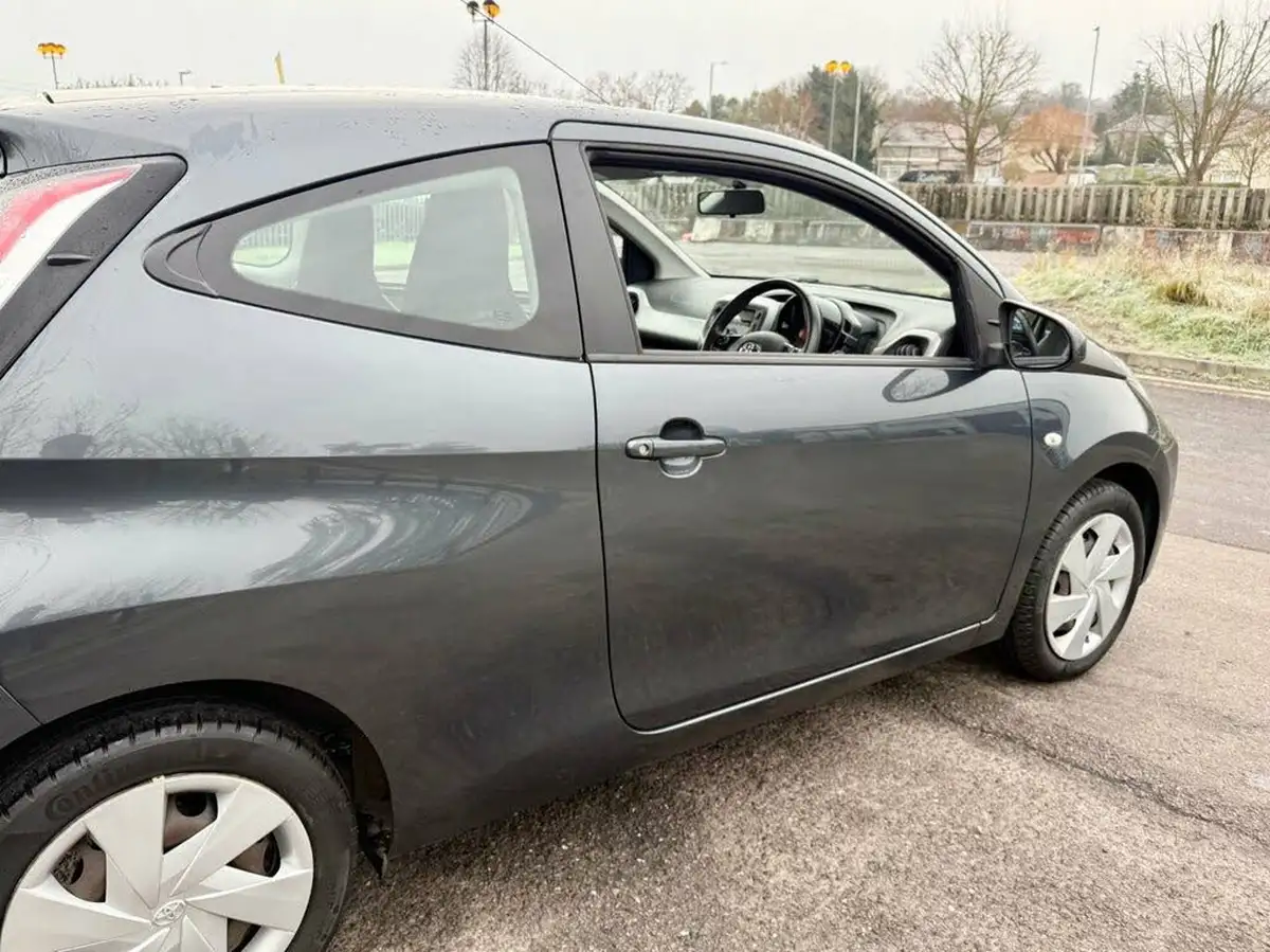 2015-toyota-aygo-10-vvt-i-x-play-3d-big-13