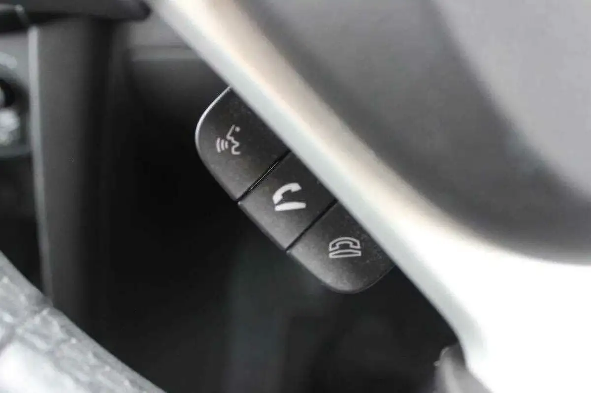 2014-suzuki-swift-12-sz4-94ps-nav-5d-at-big-24
