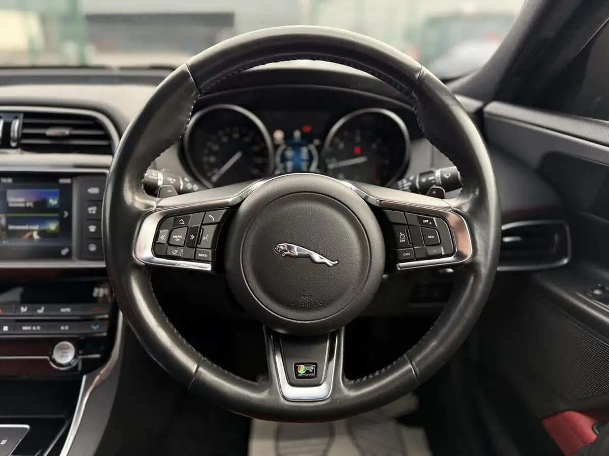 2016-jaguar-xe-20d-r-sport-180ps-auto-big-42
