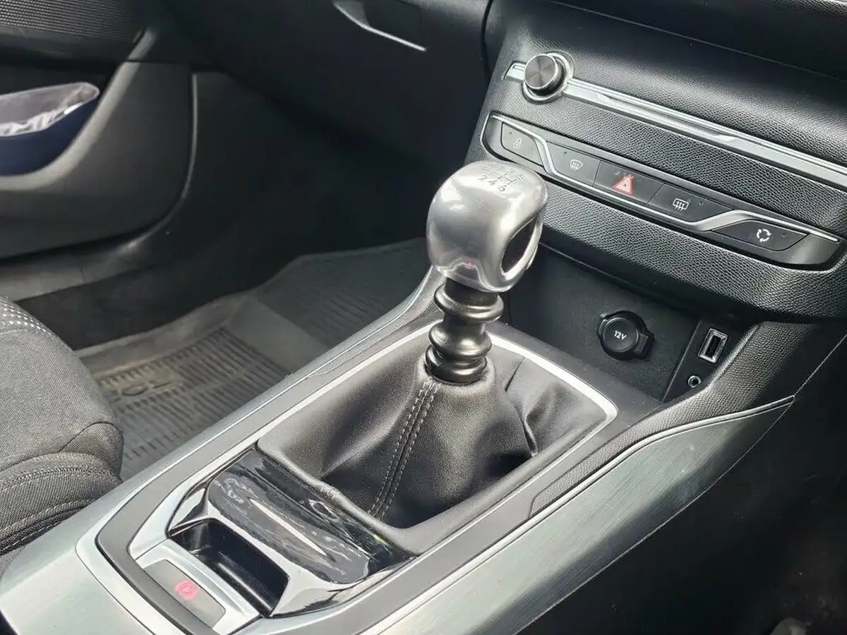 2016-peugeot-308-sw-12-puretech-allure-130bhp-big-29