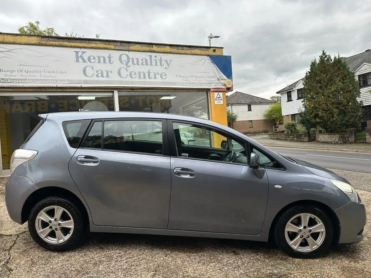 2009-toyota-verso-18-tr-big-7