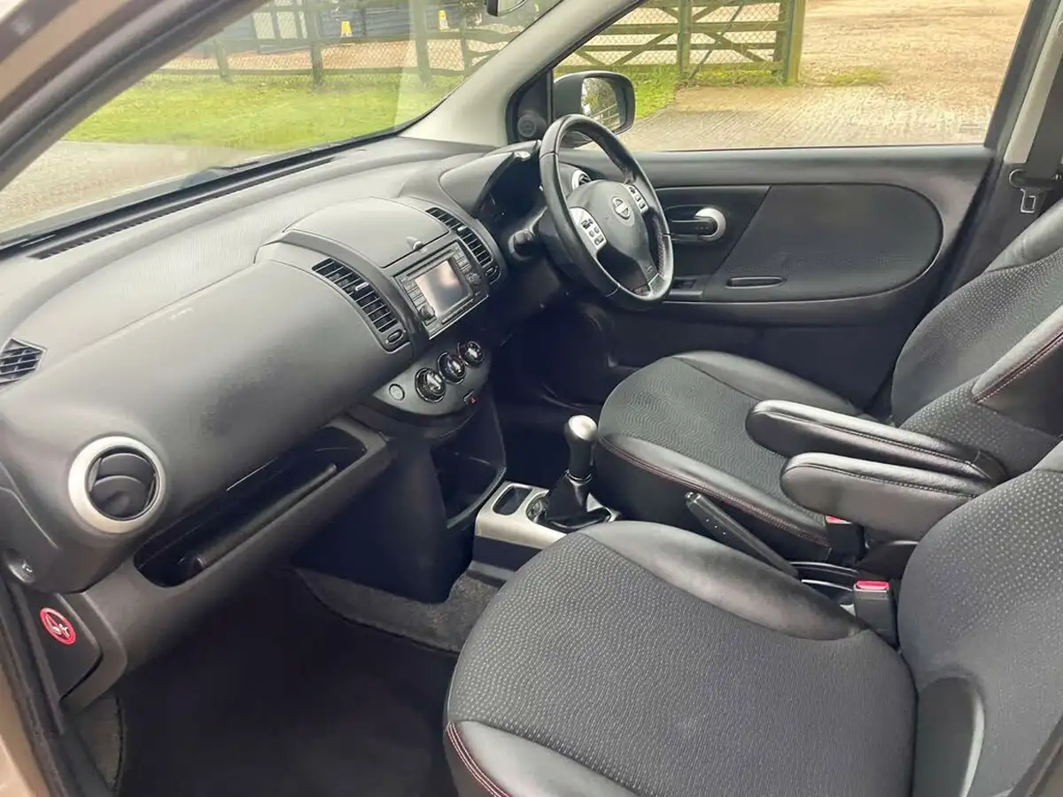 2011-nissan-note-16-tekna-big-47