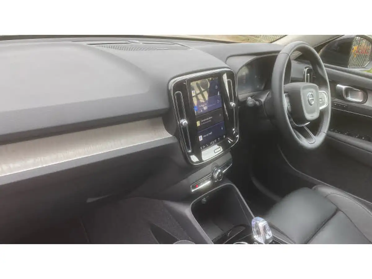 2024-volvo-xc40-20-b4-ultra-bright-big-3