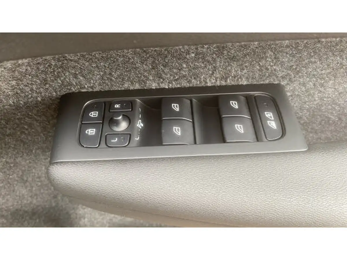 2024-volvo-xc40-20-b4-ultra-bright-big-27