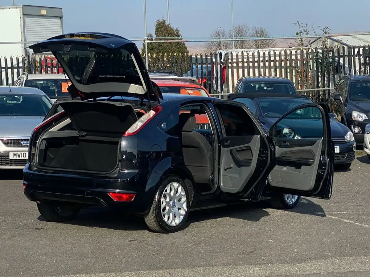 2009-ford-focus-16-zetec-hatchback-5d-big-1