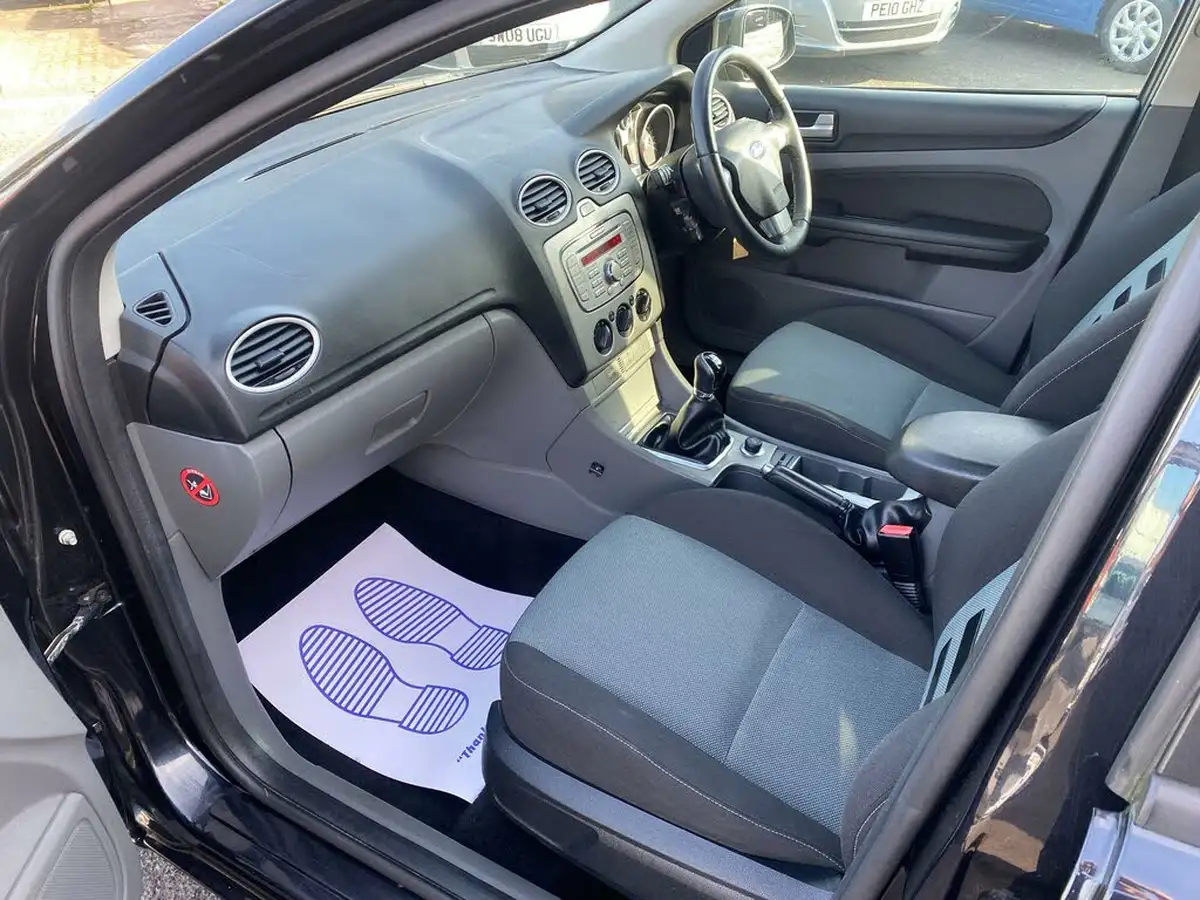 2009-ford-focus-16-zetec-hatchback-5d-big-25