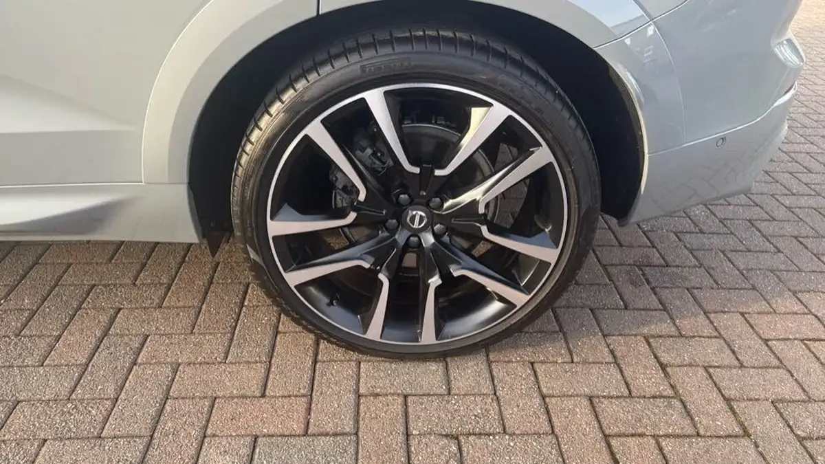 2024-volvo-xc60-20-b5-ultra-dark-big-43