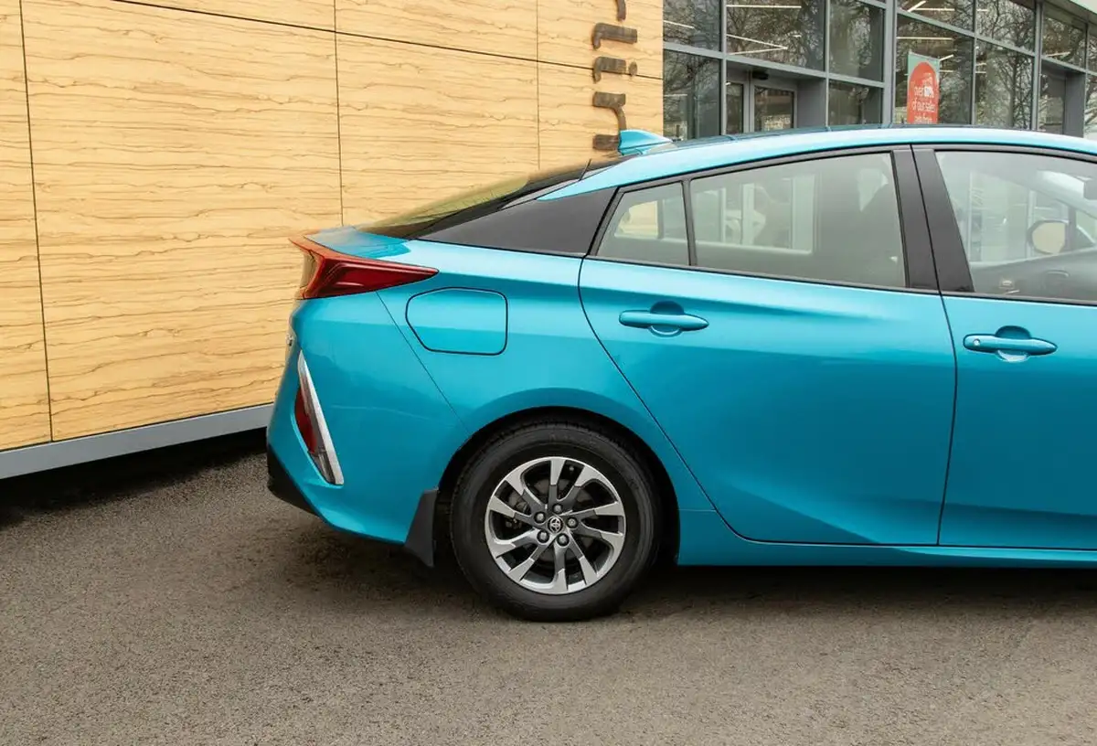 2017-toyota-prius-18-vvt-i-business-edition-plus-solar-roof-big-10