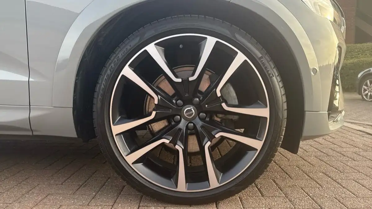 2024-volvo-xc60-20-b5-ultra-dark-big-15
