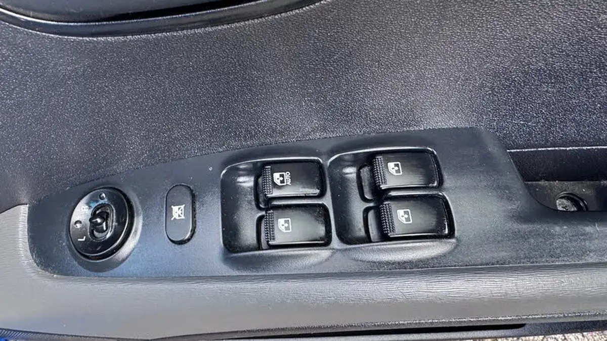 2011-hyundai-i10-12-active-big-15