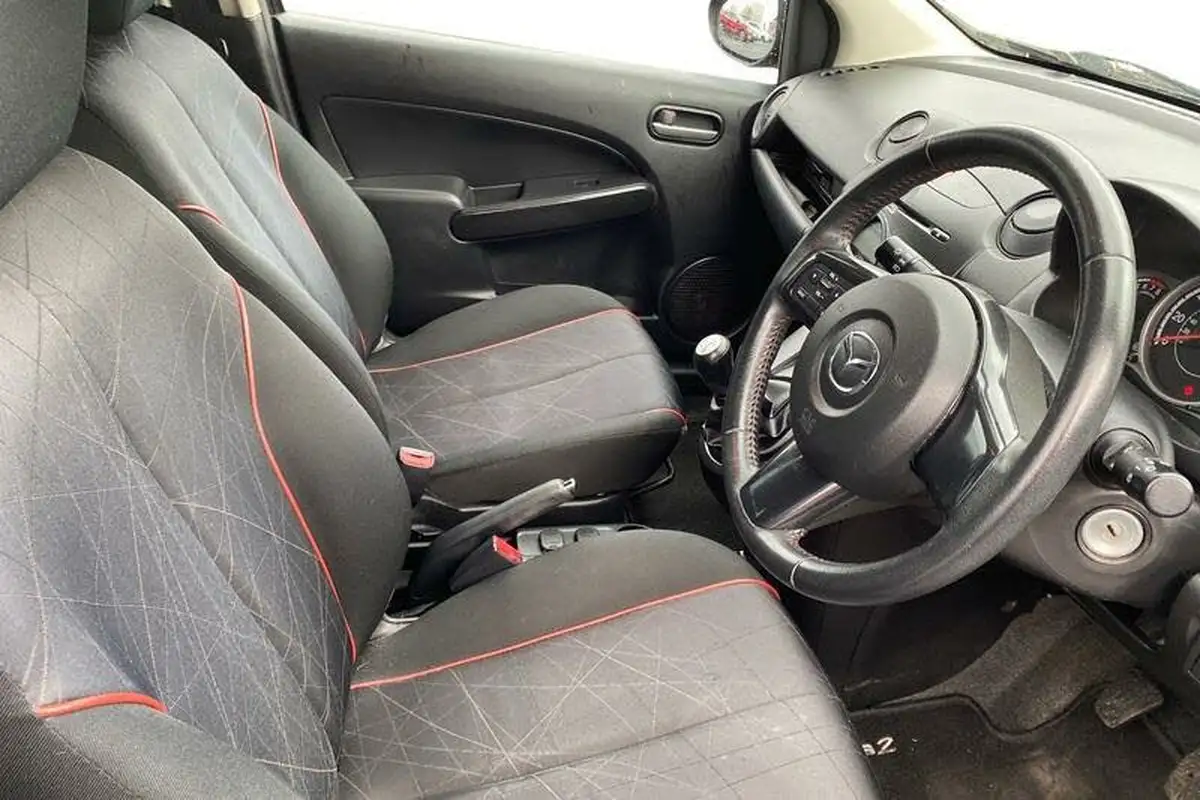 2015-mazda-mazda2-13-black-edition-big-8