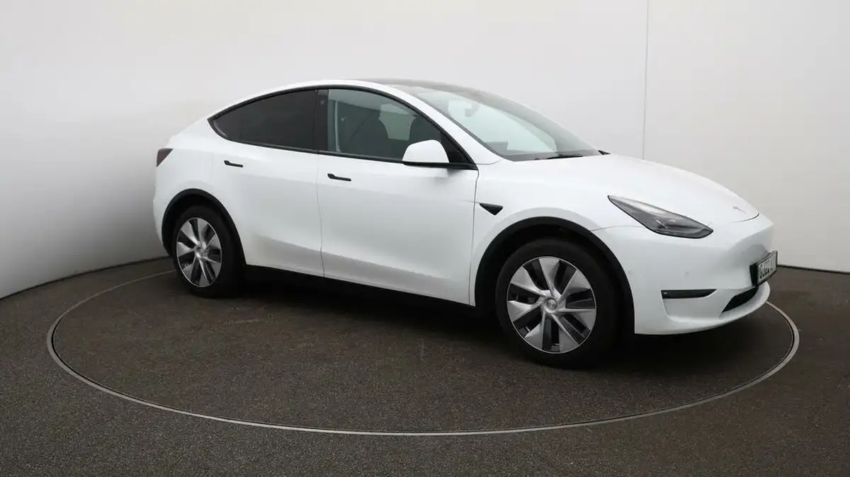 2022-tesla-model-y-e-long-range-big-37
