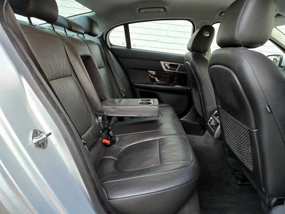 2010-jaguar-xf-30-luxury-big-20
