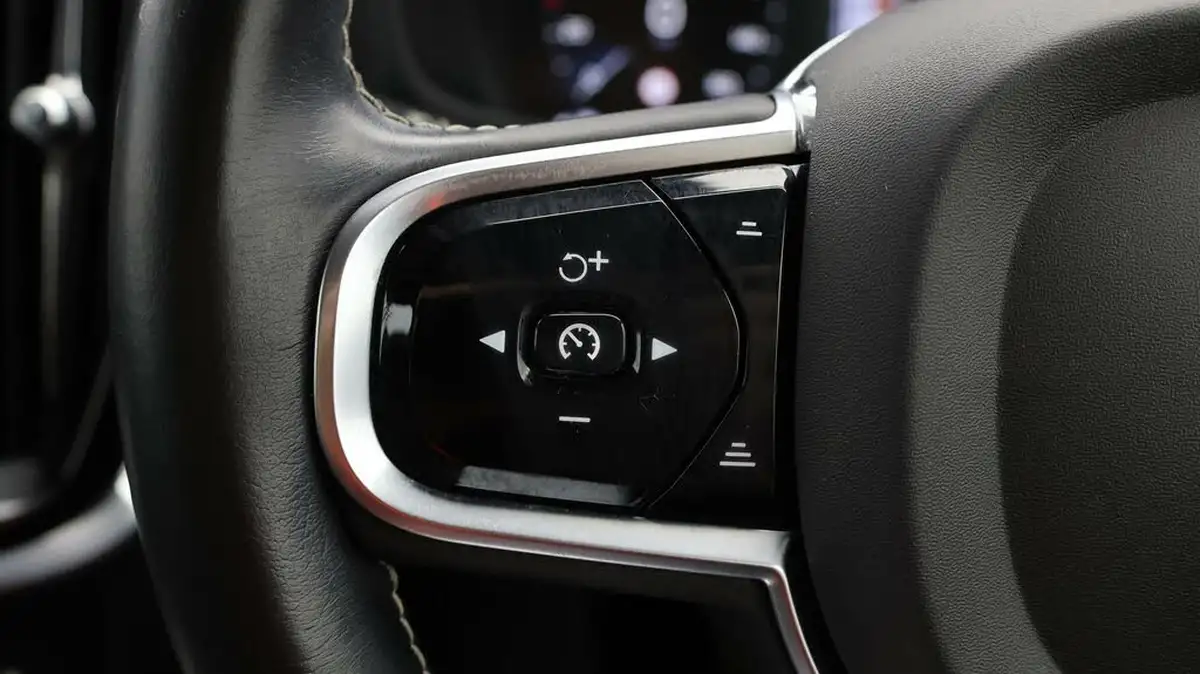 2020-volvo-v60-20-b4-r-design-big-22