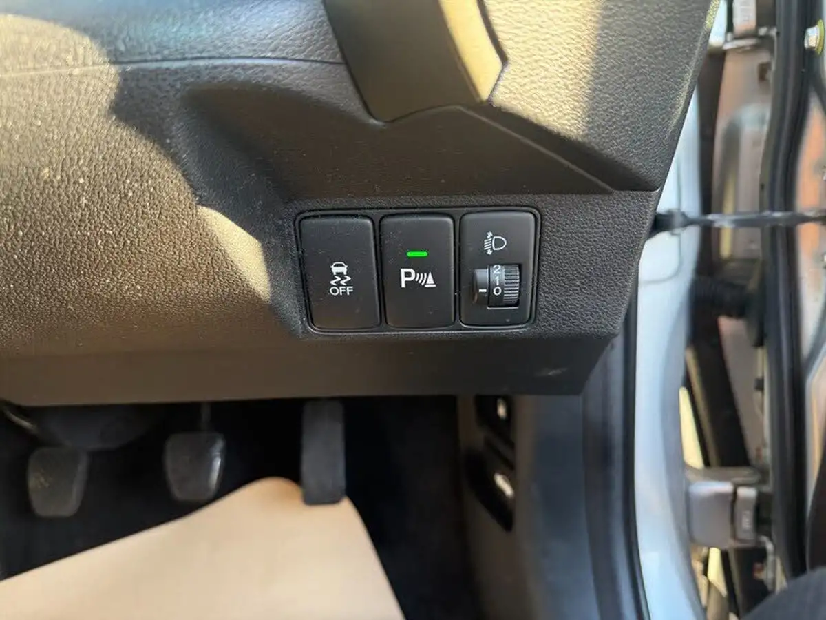 2015-honda-civic-16-i-dtec-se-plus-honda-connect-hatchback-big-21