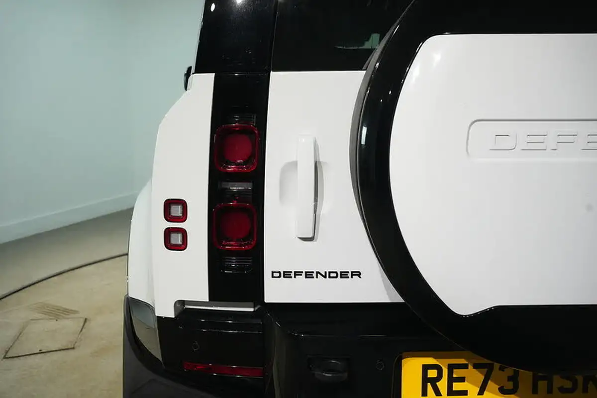 2023-land-rover-110-defender-30-d300-x-dynamic-hse-big-12