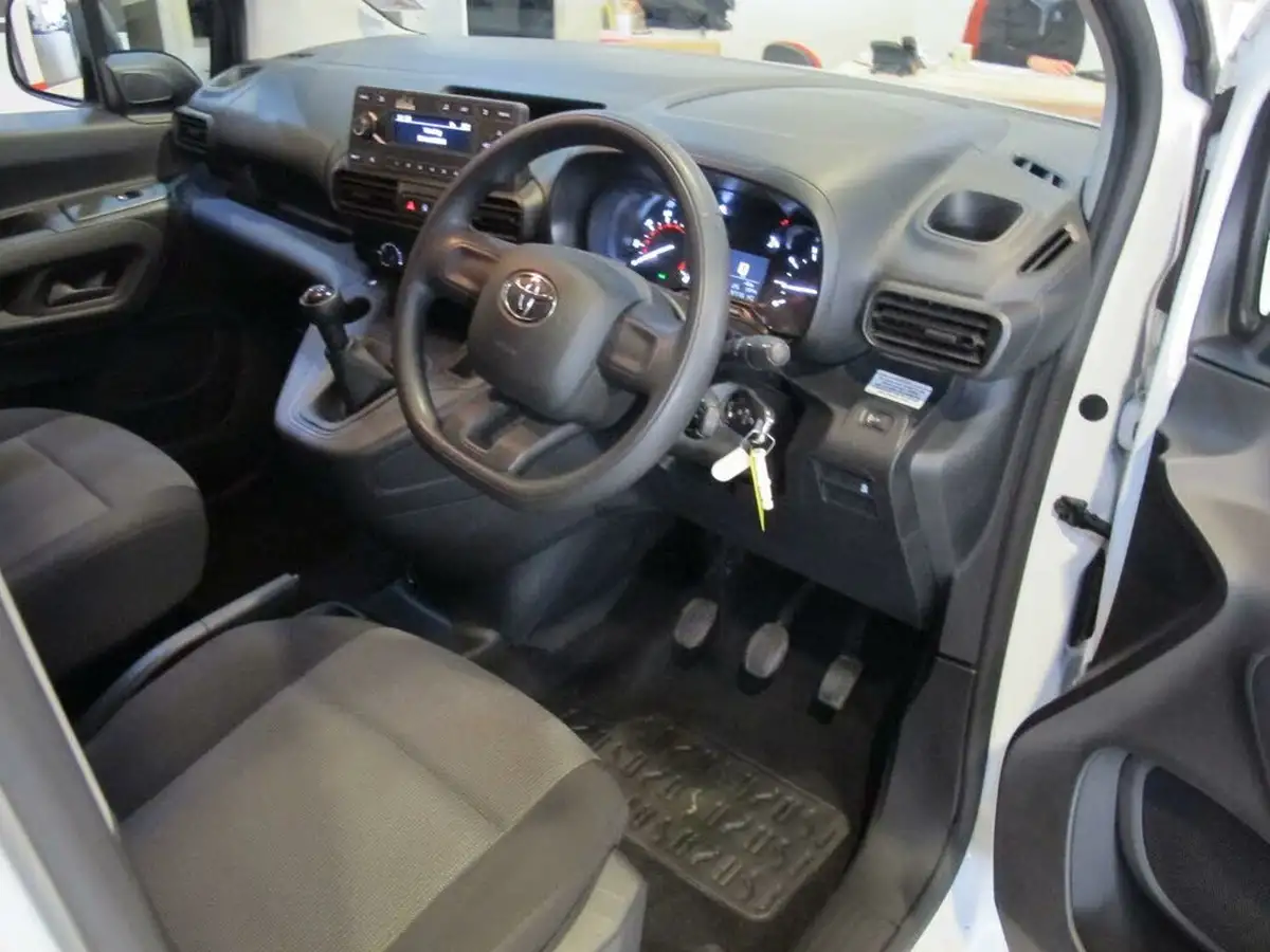 2021-toyota-proace-city-15d-active-100hpeu6dt-e-big-21