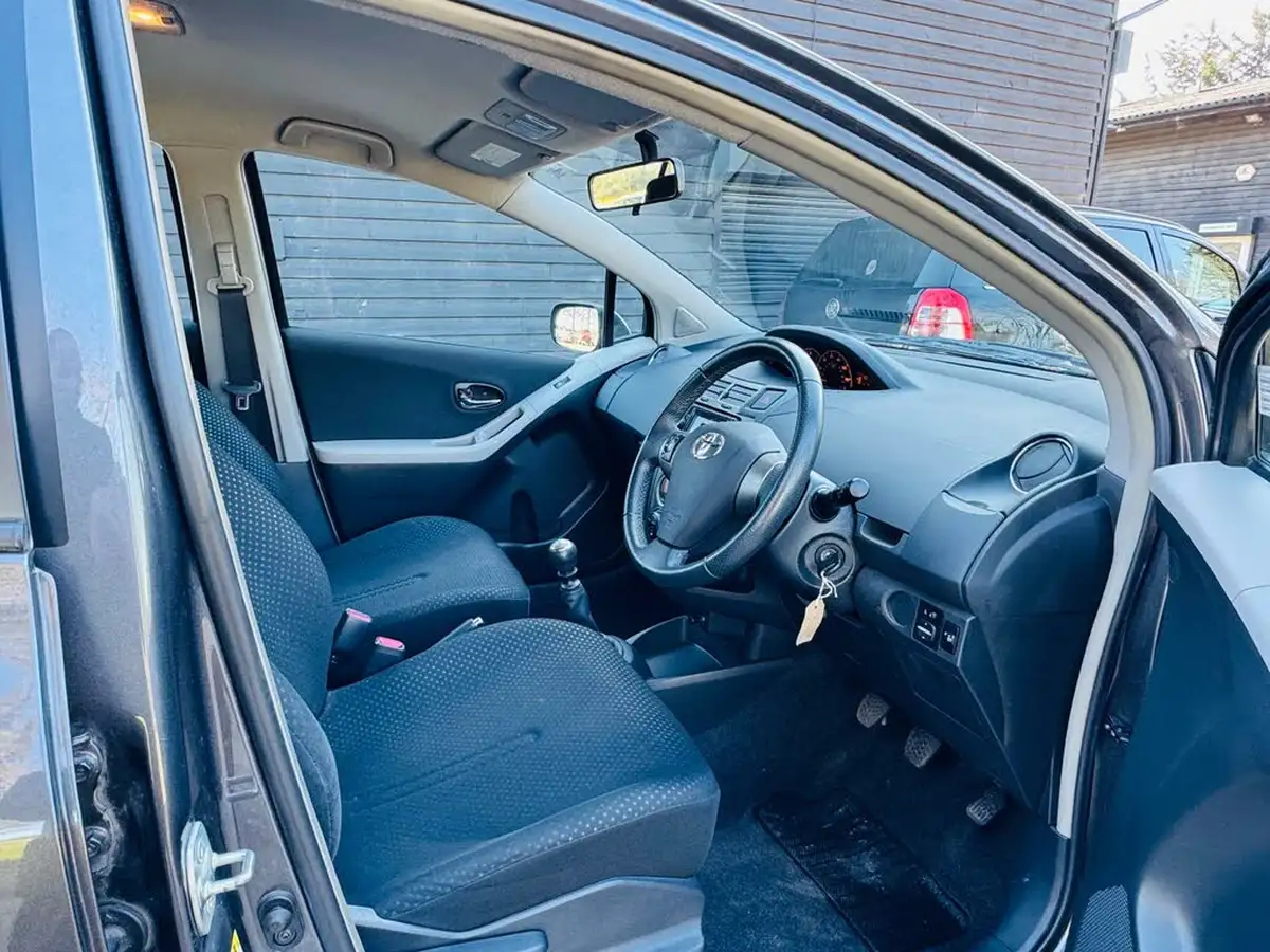 2011-toyota-yaris-133-t-spirit-vvt-i-101bhp-5d-big-15