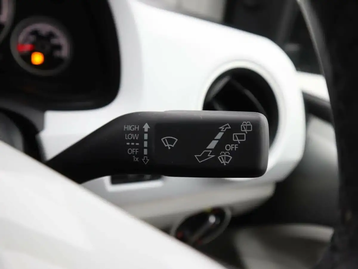 2017-volkswagen-up-10-up-beats-60ps-5d-big-30