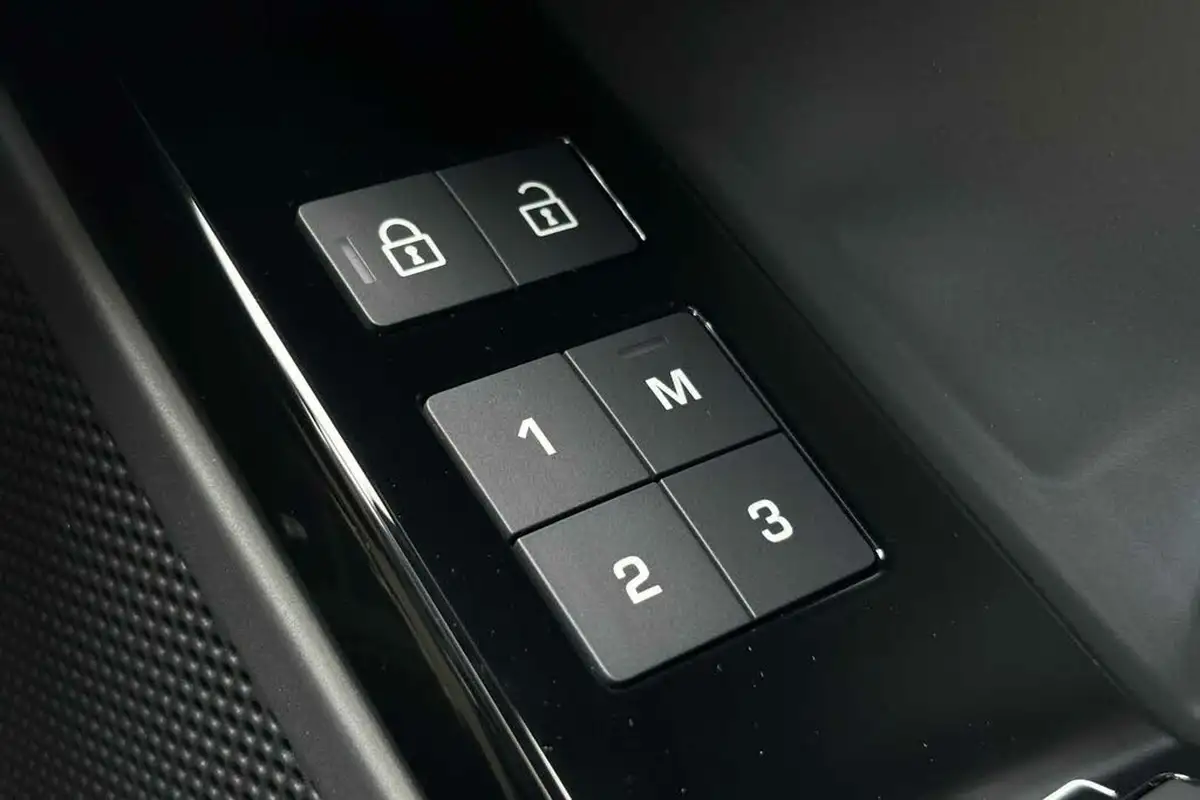 2024-land-rover-range-rover-velar-20-d200-dynamic-se-big-30