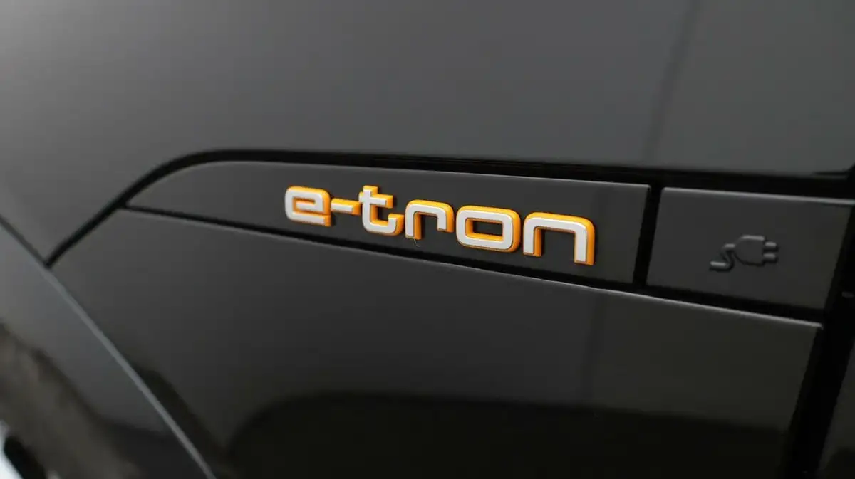 2021-audi-e-tron-55e-technik-station-wagon-big-20