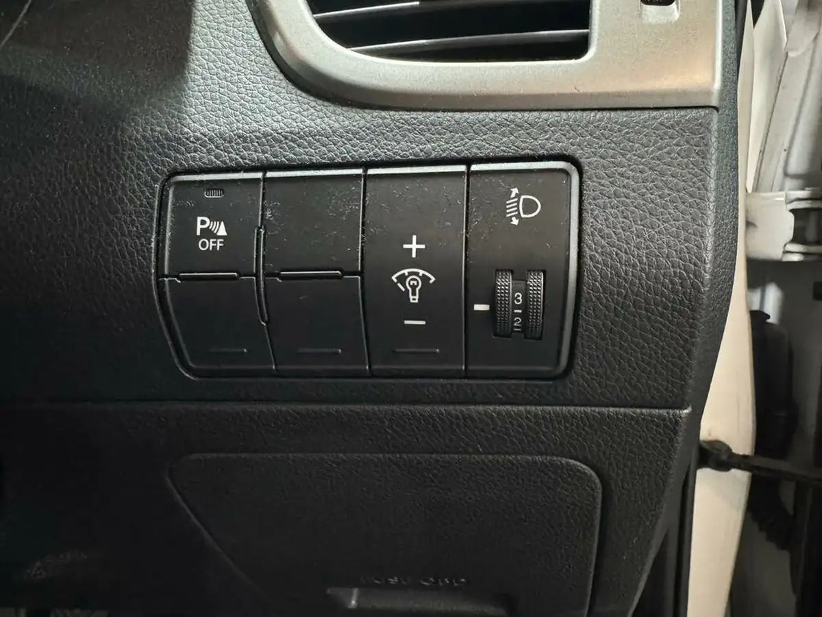 2015-hyundai-i30-14-active-5d-big-22