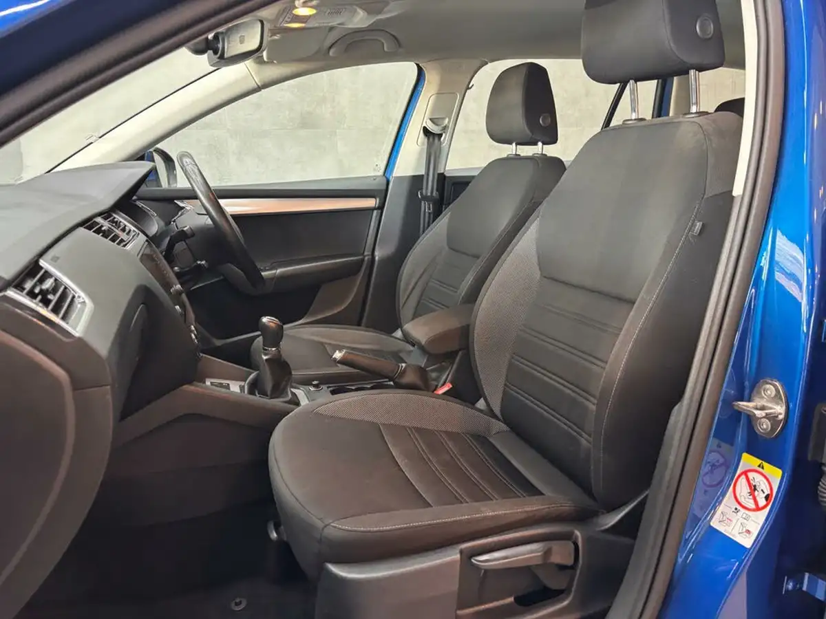 2019-skoda-octavia-16tdi-se-technology-estate-big-39