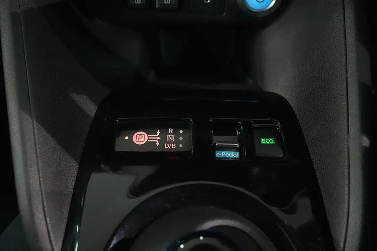 2020-nissan-leaf-e-e-tekna-big-40