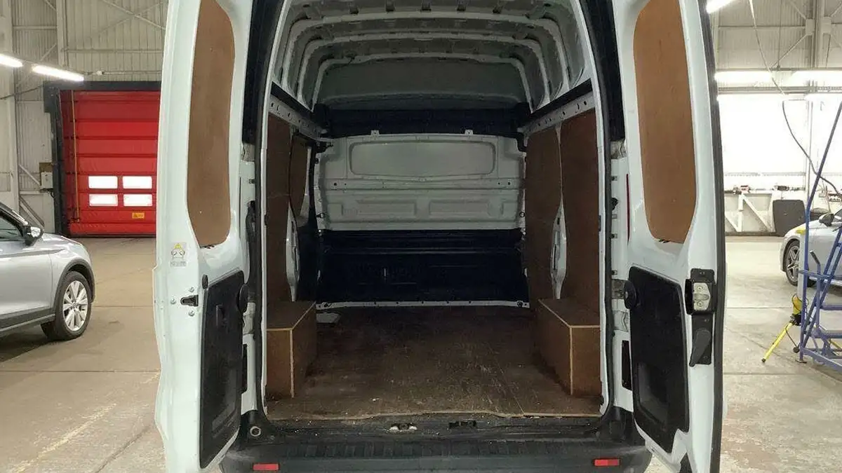 2020-nissan-nv300-big-4