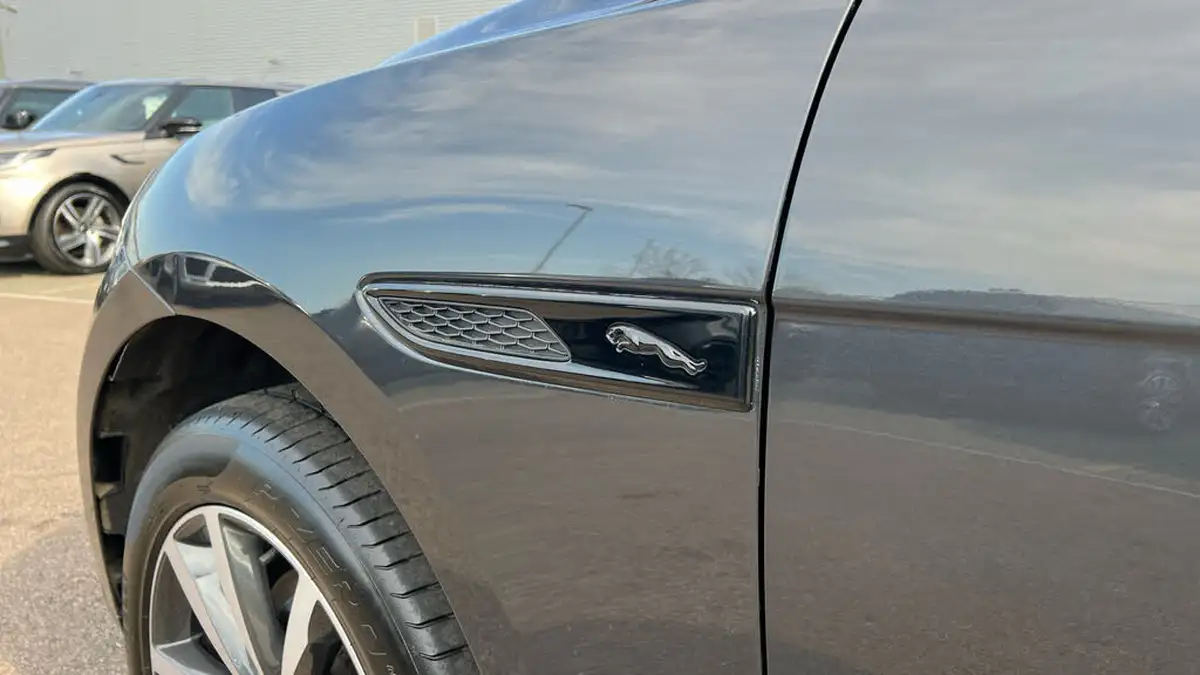 2023-jaguar-f-pace-20-d200-r-dynamic-se-black-big-19