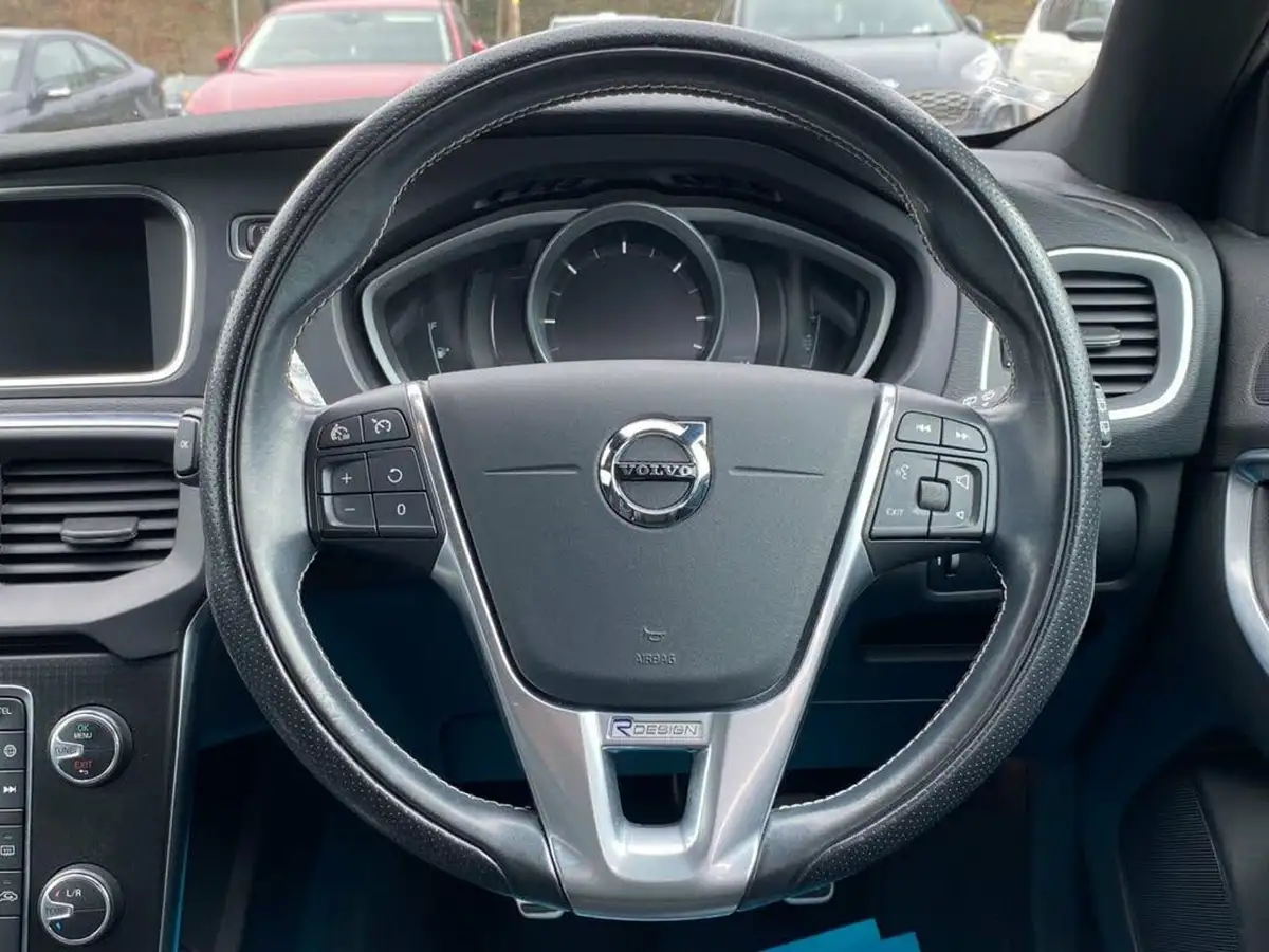 2017-volvo-v40-20td-d2-r-design-nav-plus-big-32