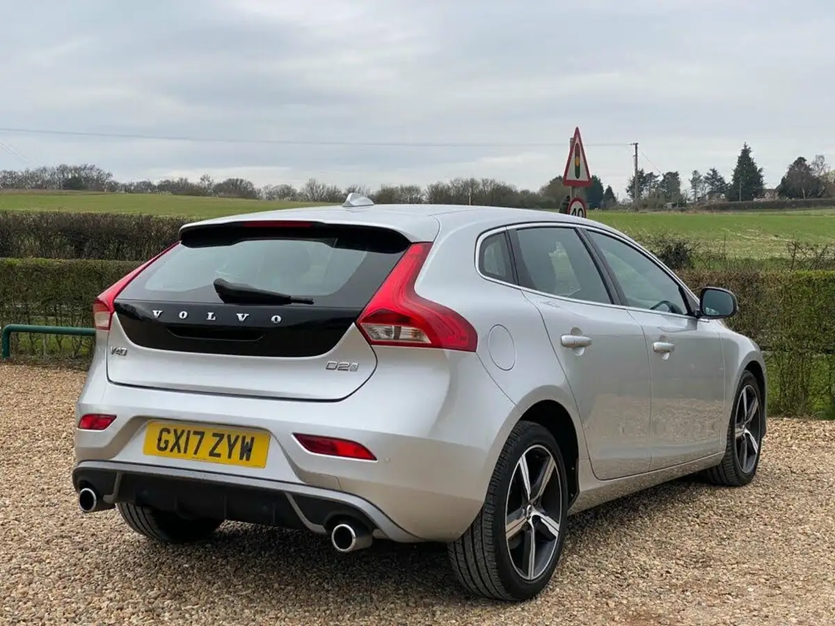2017-volvo-v40-20td-d2-r-design-nav-plus-big-8