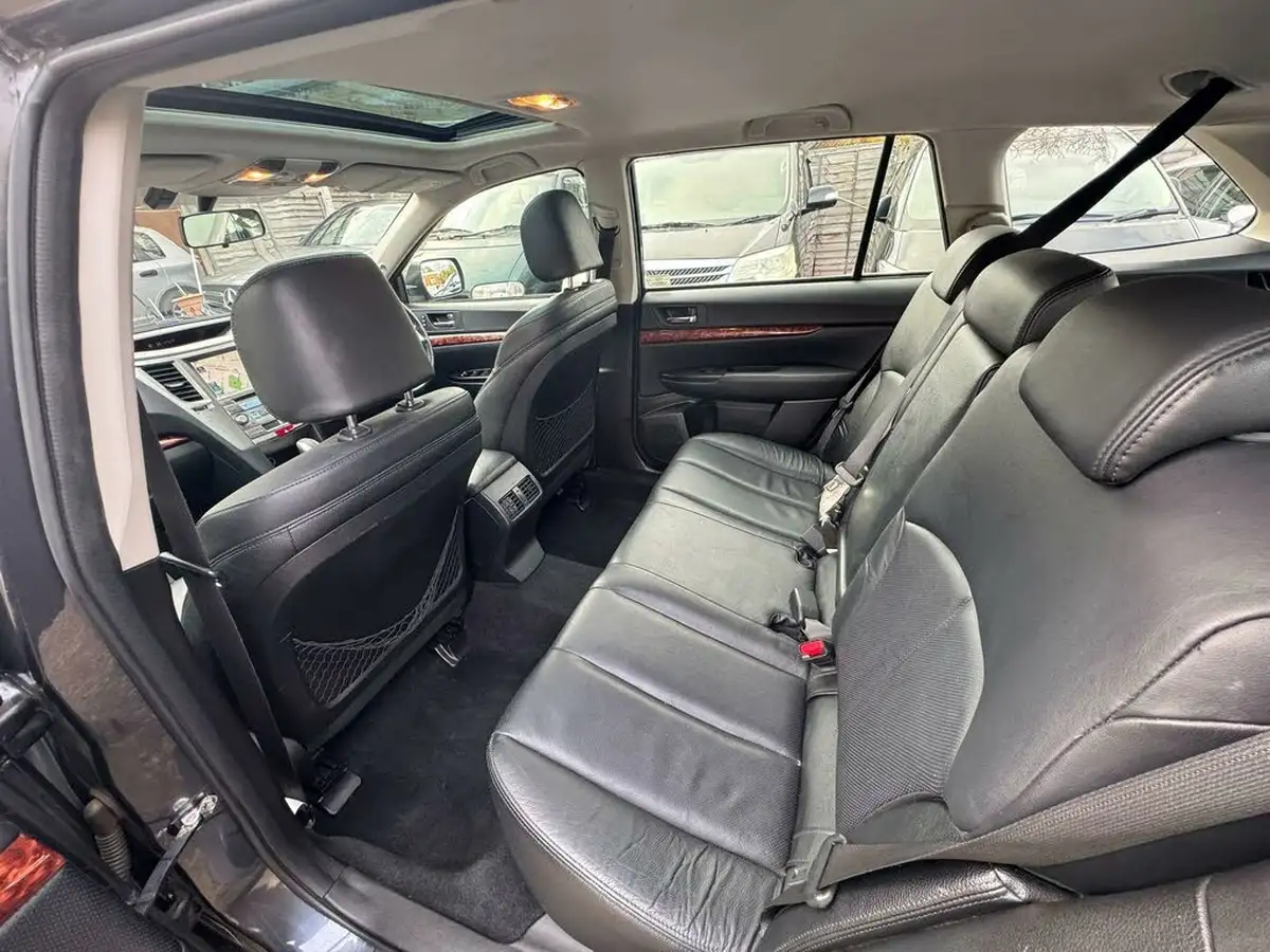 2010-subaru-outback-36-r-big-29