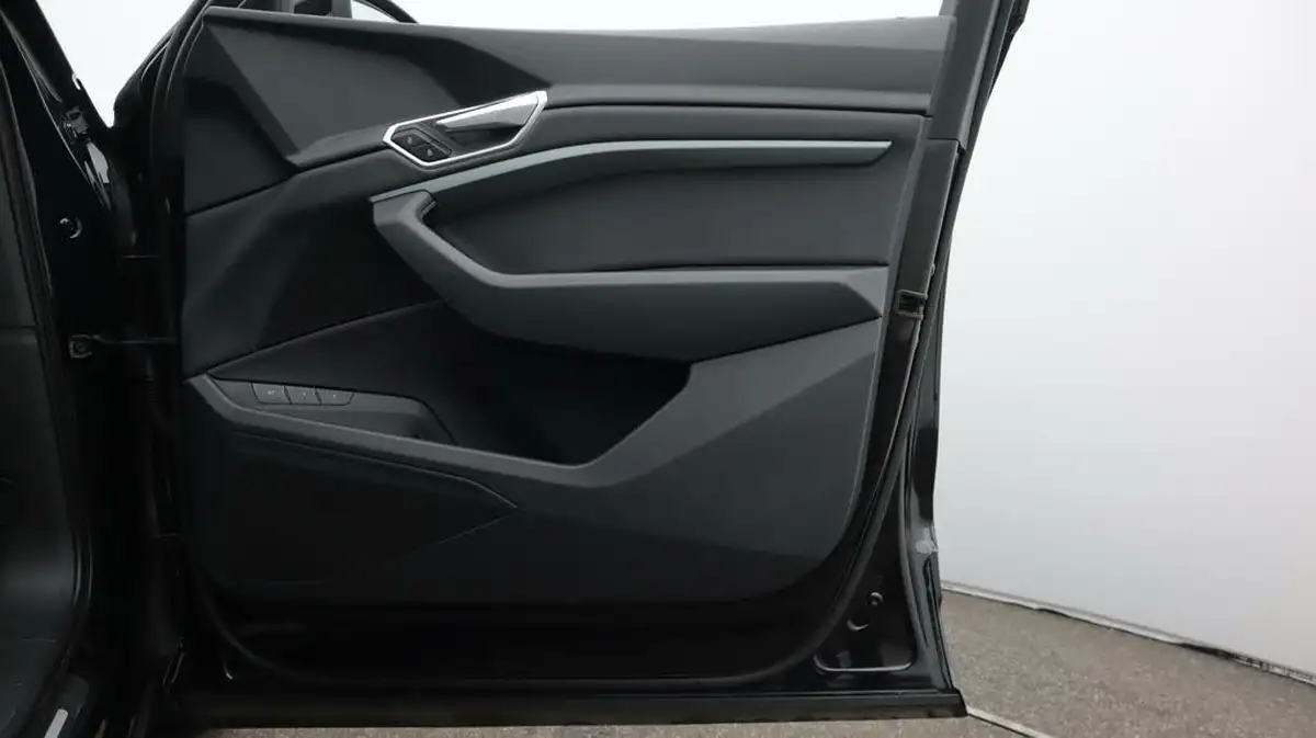 2022-audi-e-tron-55e-technik-station-wagon-big-15