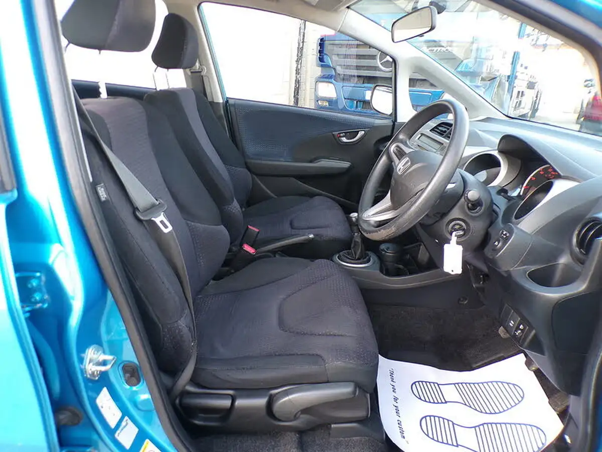 2010-honda-jazz-12-se-big-9