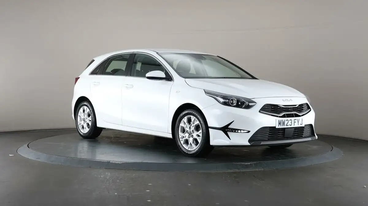2023-kia-ceed-15-t-gdi-2-158bhp-non-adap-hatchback-big-1