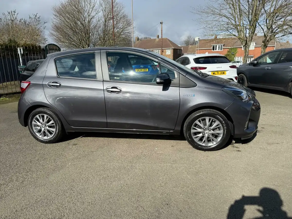 2019-toyota-yaris-15-vvt-i-icon-tech-98bhp-hybrid-1497cc-e-cvt-big-4