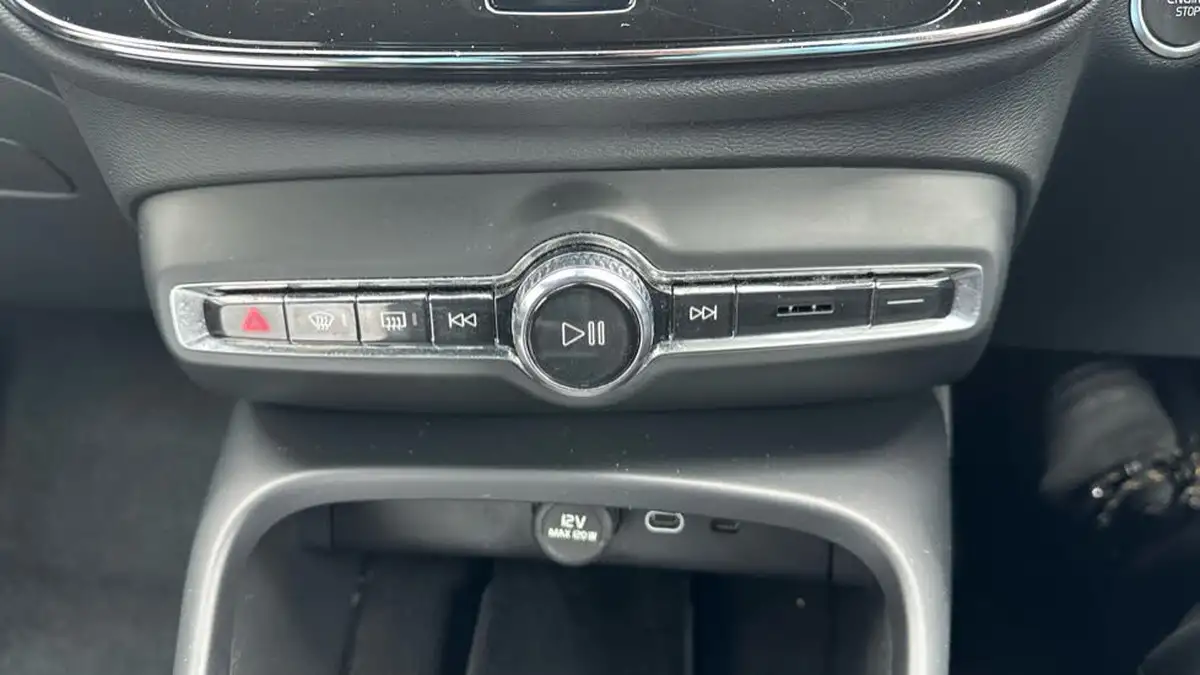 2023-volvo-xc40-20-b3-core-big-39