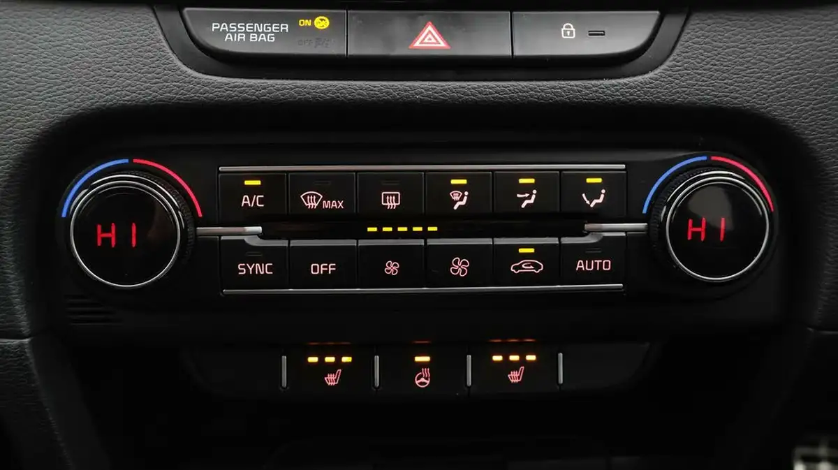 2022-kia-ceed-15-t-gdi-gt-line-big-12