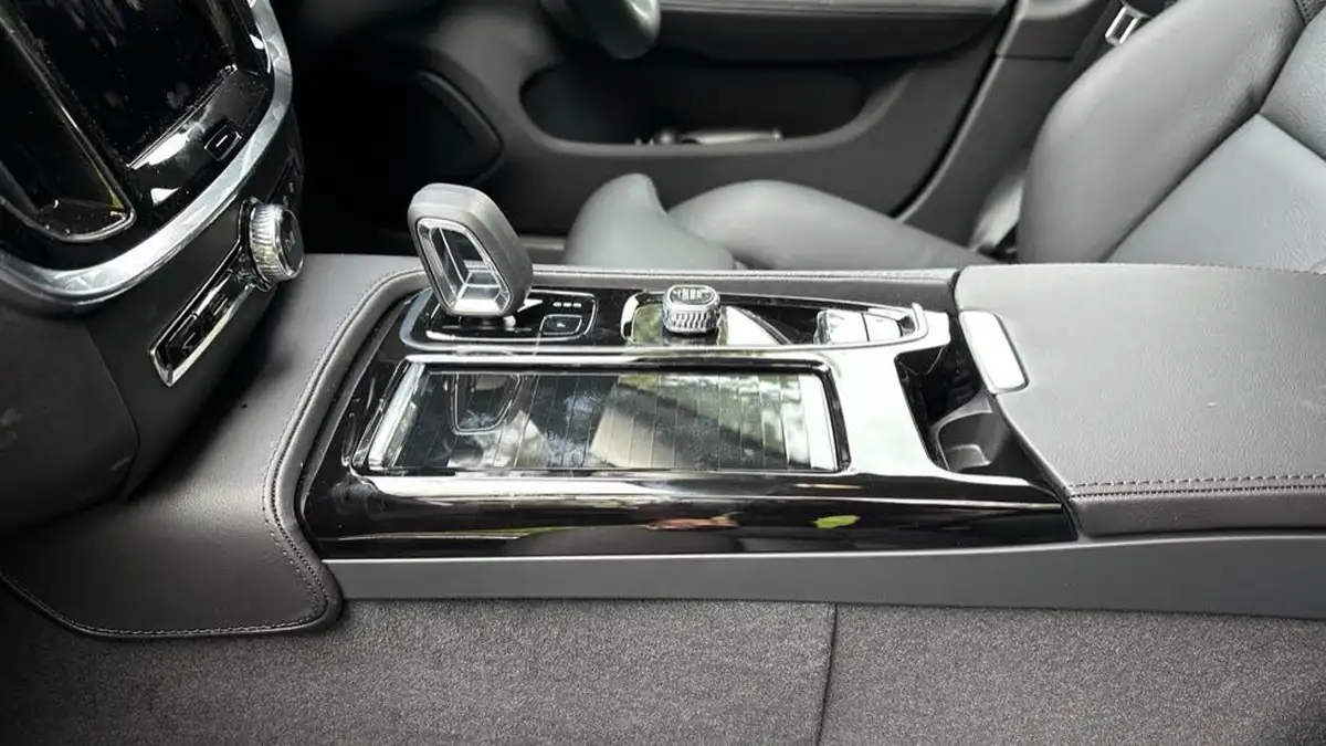 2024-volvo-v60-20-t6-plus-dark-station-wagon-big-34