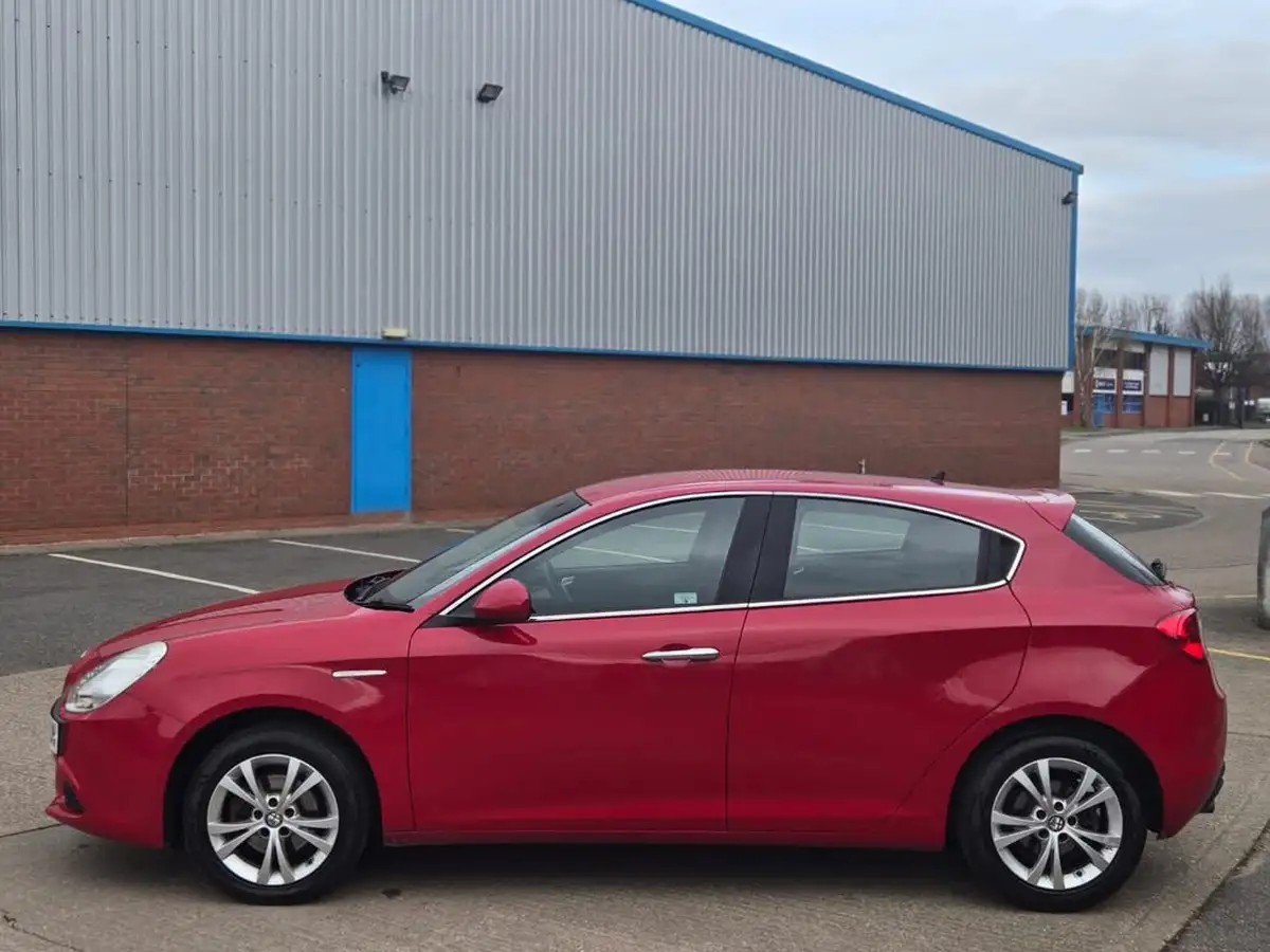 2013-alfa-romeo-giulietta-14-lusso-tb-120bhp-big-10