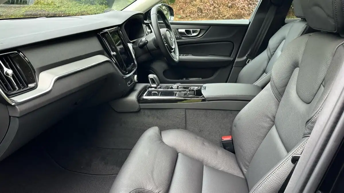 2024-volvo-v60-20-t6-plus-dark-station-wagon-big-30