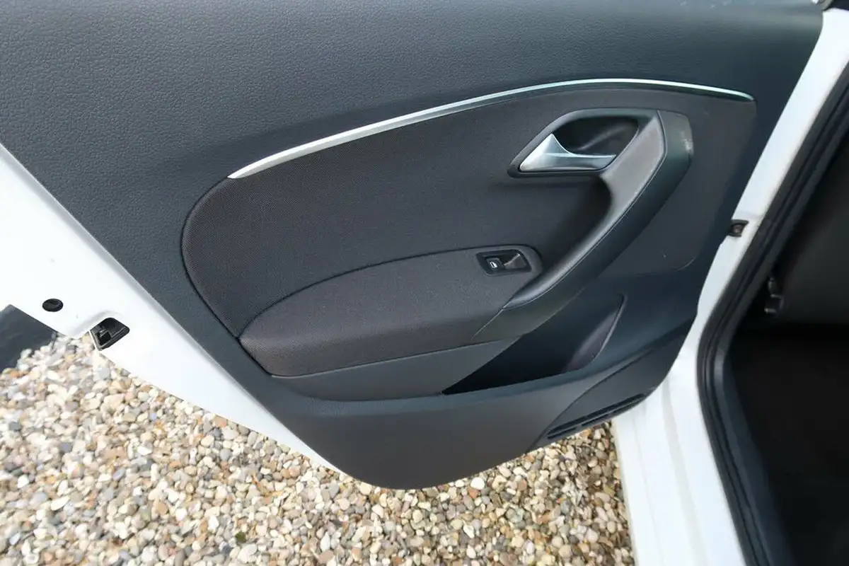 2014-volkswagen-polo-12-tsi-sel-5d-dsg-big-24