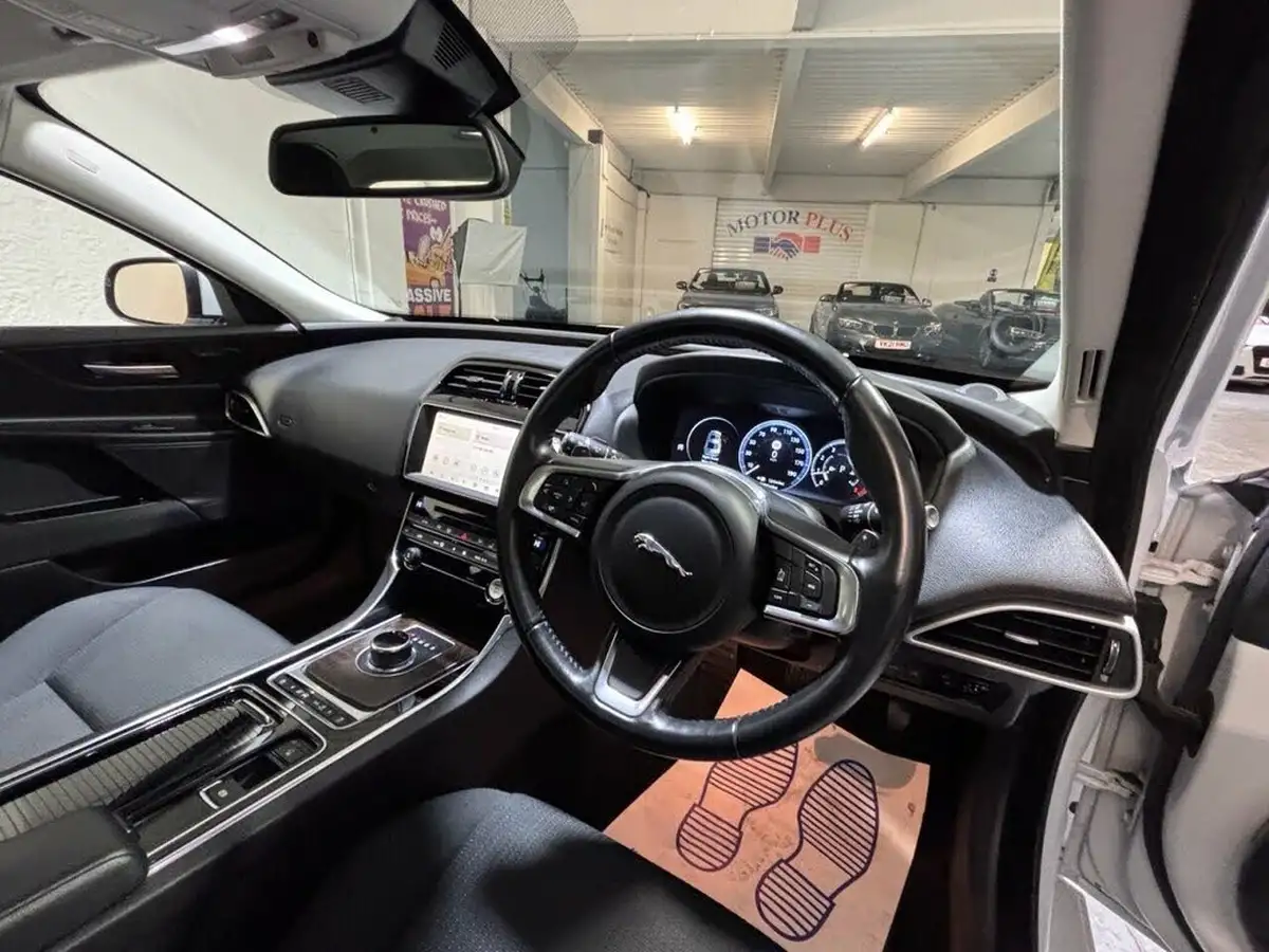 2016-jaguar-xe-big-7