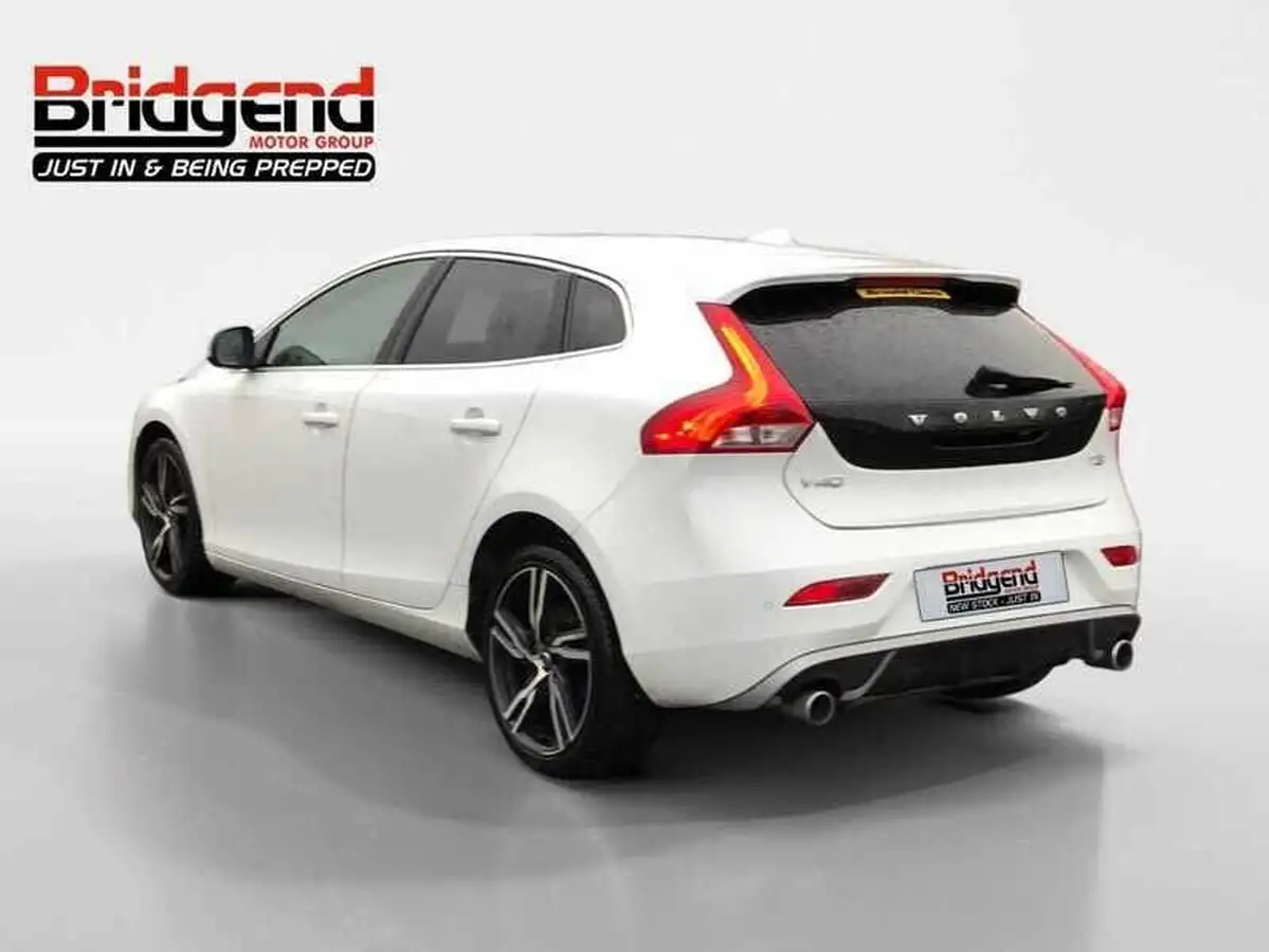 2019-volvo-v40-15-t3-r-design-edition-big-0