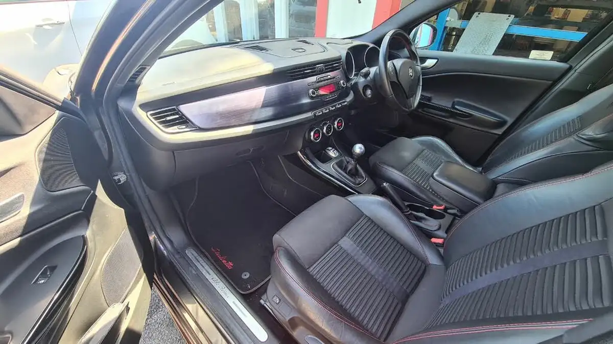 2011-alfa-romeo-giulietta-14-veloce-multiair-170bhp-big-16