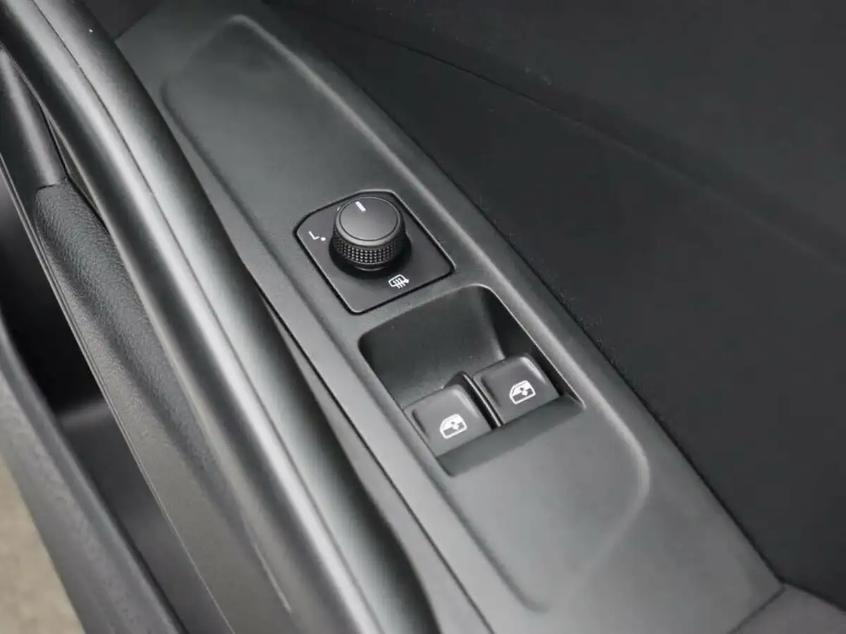 2023-skoda-fabia-10-mpi-colour-edition-big-17