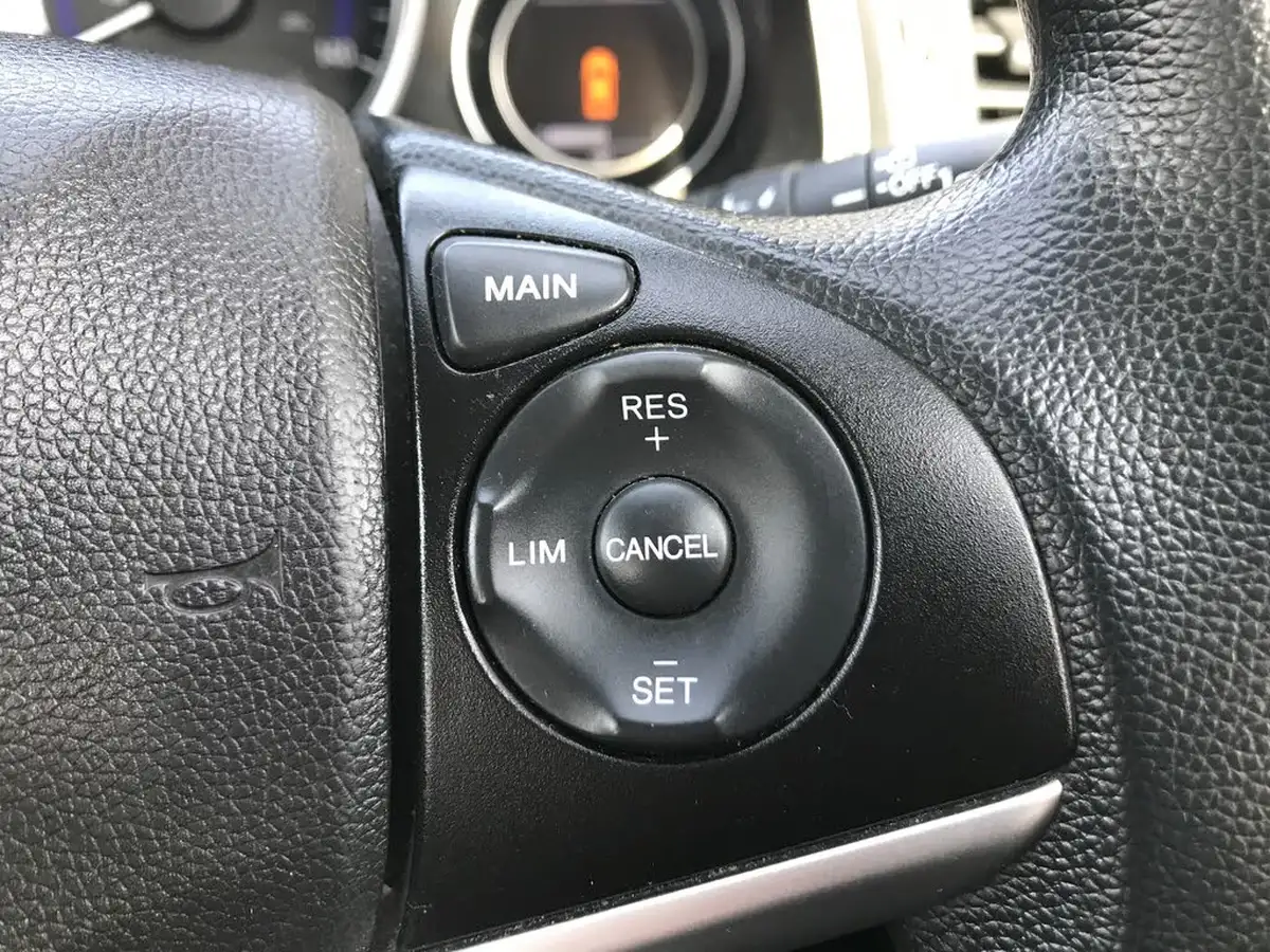 2015-honda-jazz-13-i-vtec-s-big-24