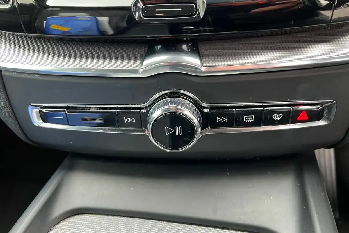 2021-volvo-xc60-20-t6-r-design-340bhp-big-13