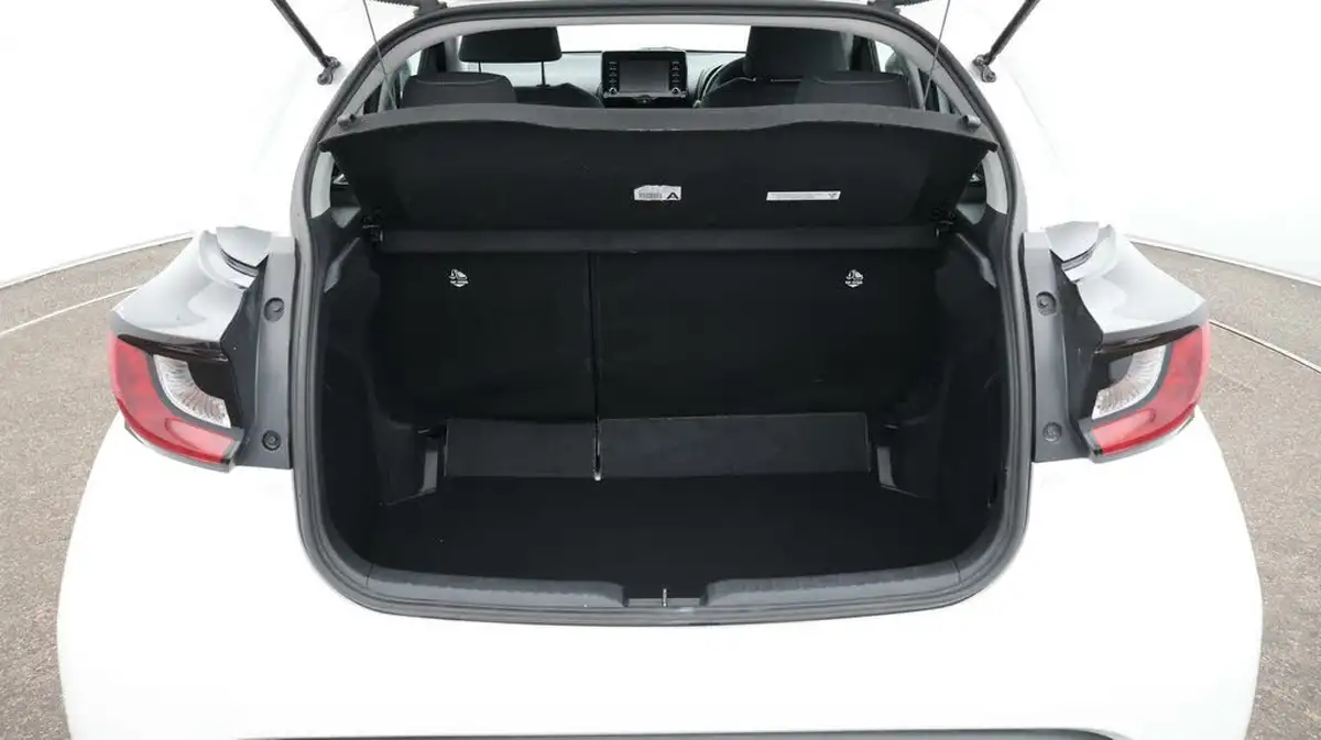 2021-toyota-yaris-15-vvt-i-icon-114bhp-hybrid-1490cc-e-cvt-big-17